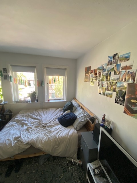 1104749