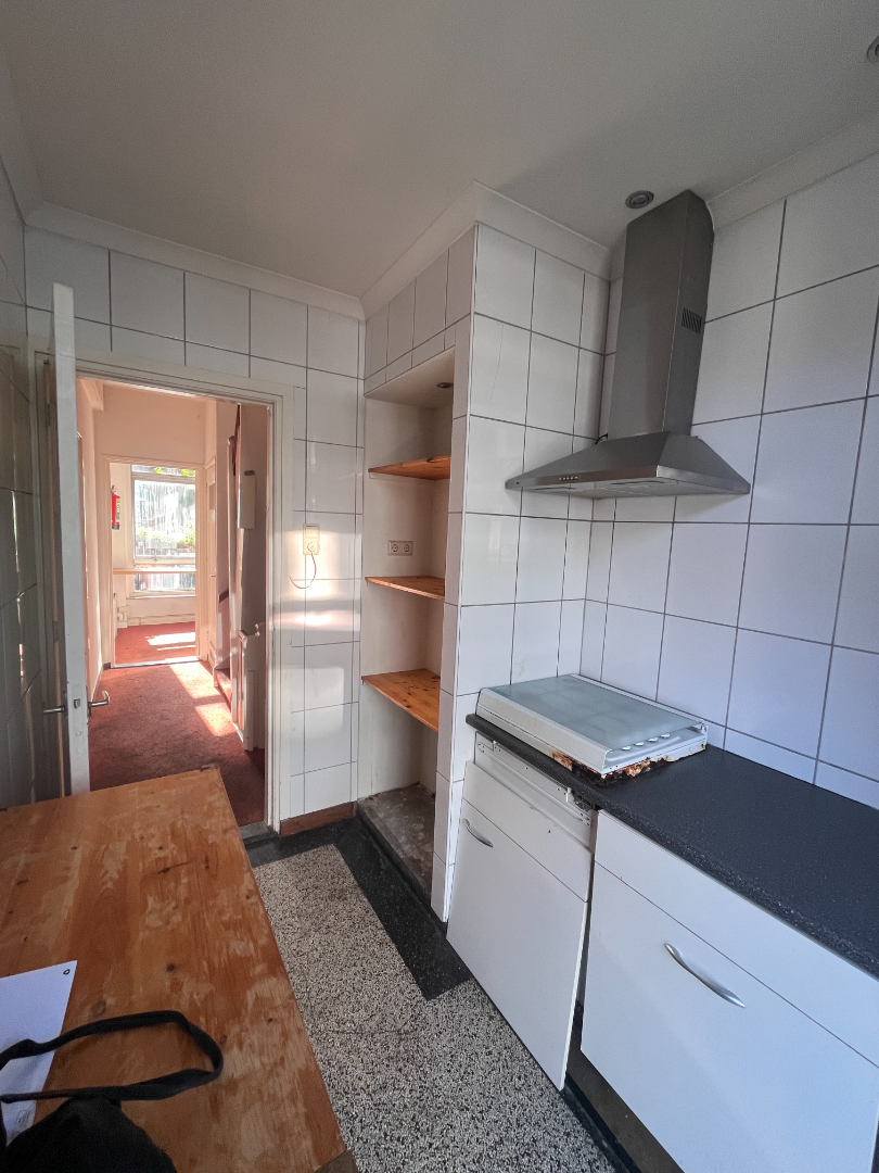 822005