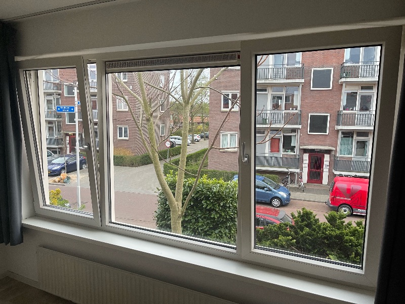 818504