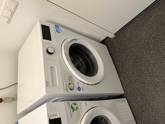 990773